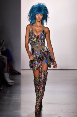 NEW YORK, NEW YORK - SEPTEMBER 06: NYFW sırasında Jeremy Scott için podyumda bir model yürür: 1. Galeri 'deki Şov 6 Eylül 2019' da NYC 'de