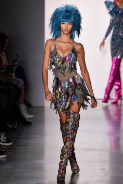 NEW YORK, NEW YORK - SEPTEMBER 06: NYFW sırasında Jeremy Scott için podyumda bir model yürür: 1. Galeri 'deki Şov 6 Eylül 2019' da NYC 'de