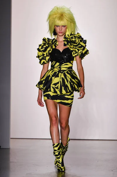 New York New York September Model Walks Runway Jeremy Scott — Stock Photo, Image