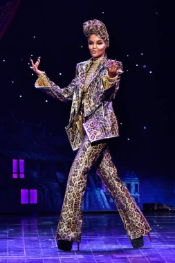 NEW YORK - EPTEMBER 09: The Blonds x Moulin Rouge için New York Moda Haftası boyunca podyumda yürüyen bir model: The Shows on September 09, 2019, NYC.