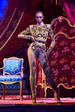 NEW YORK - EPTEMBER 09: The Blonds x Moulin Rouge için New York Moda Haftası boyunca podyumda yürüyen bir model: The Shows on September 09, 2019, NYC.