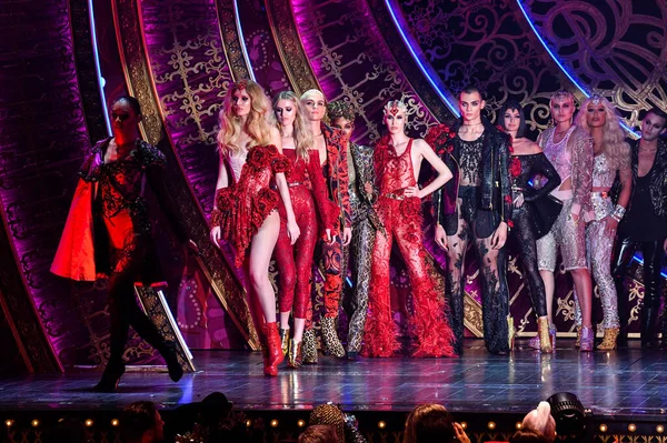 2009年9月9日 模特们在纽约时装周期间为 金发美女X红磨坊 的音乐剧 纽约时装周 2019年9月9日的表演 在舞台上表演 — 图库照片
