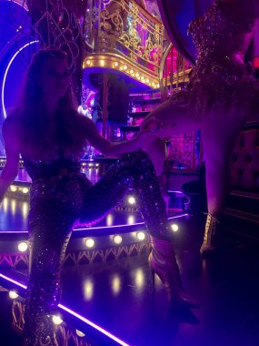 NEW YORK - EPTEMBER 09: The Blonds x Moulin Rouge 'dan önceki provalarda modeller New York Moda Haftası' nda Müzikal: The Show on September 09, 2019, NYC.