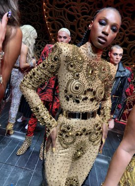 NEW YORK - EPTEMBER 09: The Blonds x Moulin Rouge 'dan önceki provalarda poz veren mankenler The Musical during New York Fashion Week: The Show on September 09, 2019, NYC.