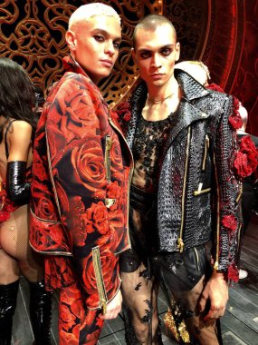 NEW YORK - EPTEMBER 09: The Blonds x Moulin Rouge 'dan önceki provalarda poz veren mankenler The Musical during New York Fashion Week: The Show on September 09, 2019, NYC.