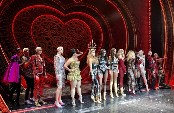 2009年9月9日 在纽约时装周期间 模特们在 金发美女 红磨坊 的音乐剧 纽约时装周 2019年9月9日的表演 前表演 — 图库照片