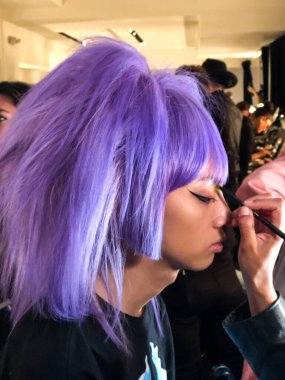 NEW YORK - EPTEMBER 06: NYFW sırasında New York Stüdyoları 'nda sahne arkasına hazırlanan bir manken