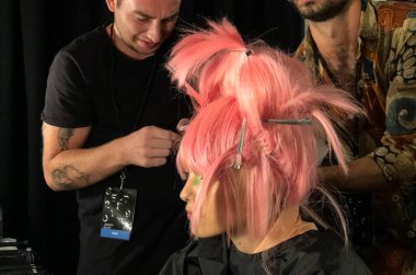 NEW YORK - EPTEMBER 06: NYFW sırasında New York Stüdyoları 'nda sahne arkasına hazırlanan bir manken