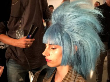 NEW YORK - EPTEMBER 06: NYFW sırasında New York Stüdyoları 'nda sahne arkasına hazırlanan bir manken