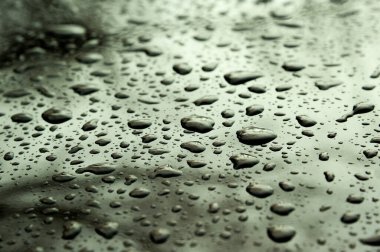 Şiddetli yağmurdan sonra sabah erken saatlerde yağmur damlalarının soyut arkaplanı