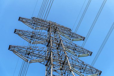 Güneşli günde Elektrik İletim Kulesi.