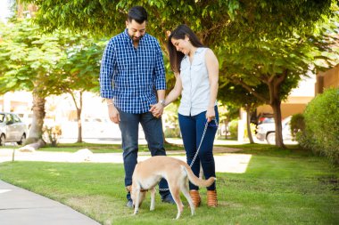  onların köpek yürümek çift 