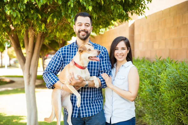 Couple relaxant avec chien — Photo