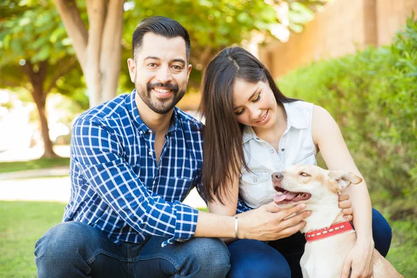 犬との時間を過ごすカップル — ストック写真