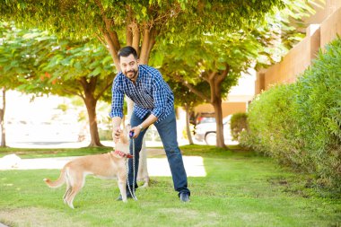 Adam köpeğini sevişme sakallı 