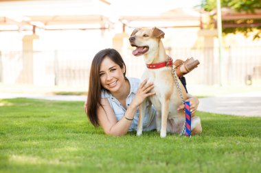 Kadın köpeğini rahatlatıcı