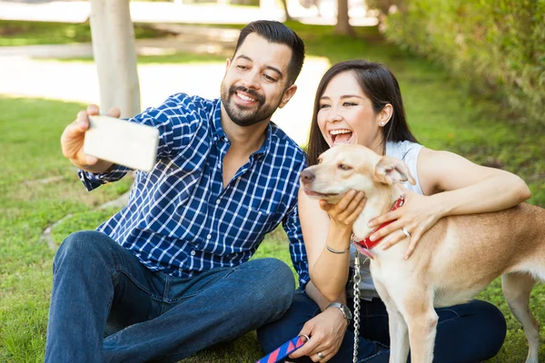 Пара делает селфи со своей собакой — стоковое фото