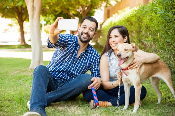 Casal tomando uma selfie familiar com cão — Fotografia de Stock