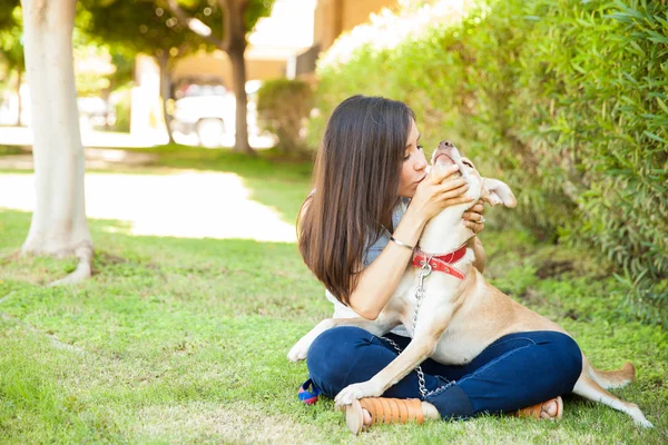 Mulher passar tempo com seu cão — Fotografia de Stock