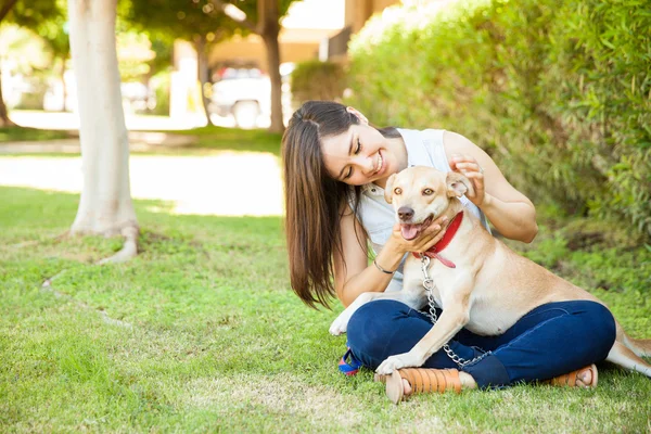 Brunette haar schattige hond aaien — Stockfoto