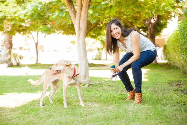Vrouw, gehurkt naast haar hond — Stockfoto