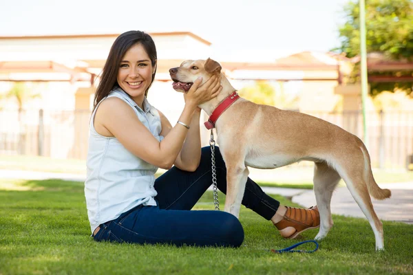 Kadın köpek ile vakit — Stok fotoğraf