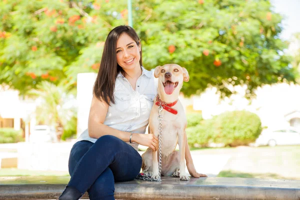 Femme spanding temps avec un chien — Photo