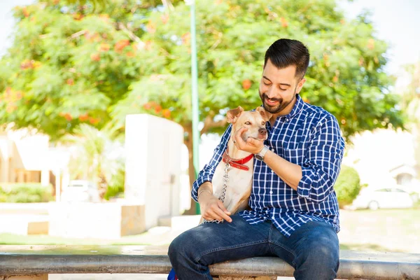 Jonge man zijn hond aaien — Stockfoto