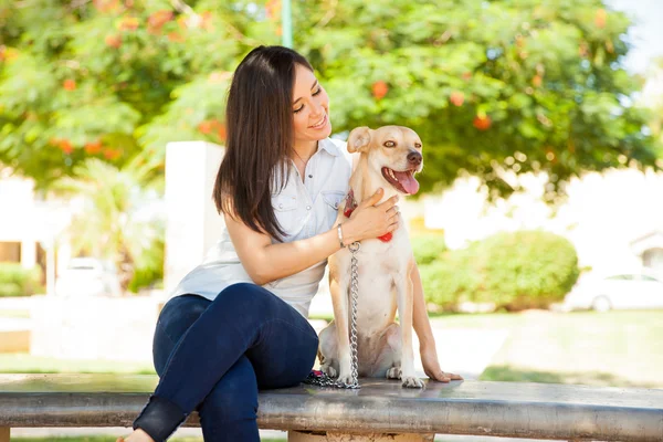 Brunette assise avec chien — Photo