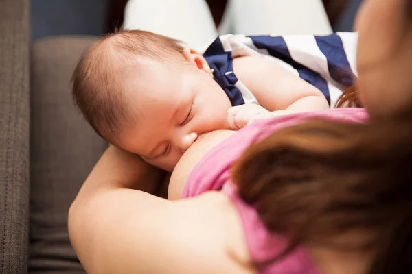 Mother breastfeeding her newborn baby — Stock Photo, Image