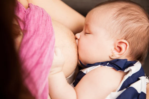 Yeni doğan bebek süt elde — Stok fotoğraf