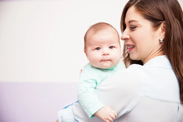 Mulher carregando seu bebê recém-nascido — Fotografia de Stock