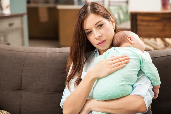 Vrouw met haar pasgeboren baby — Stockfoto