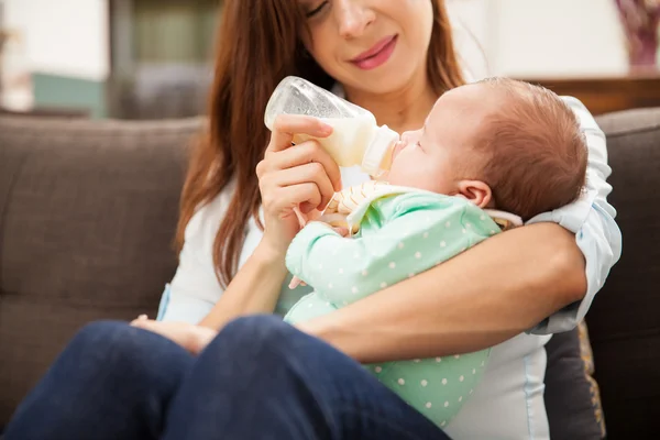 Bebé bebiendo de un biberón — Foto de Stock