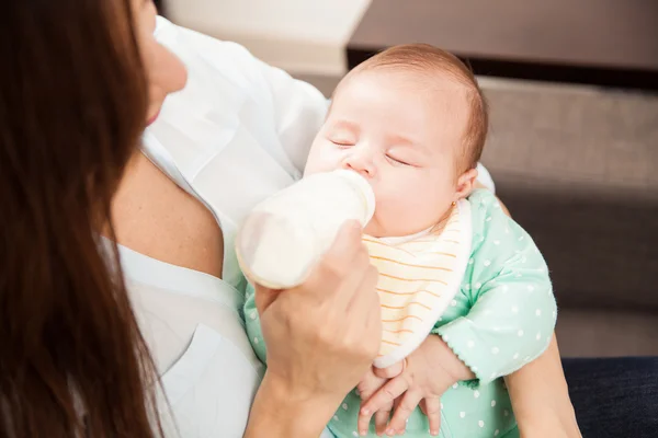 Mujer alimentando a su bebé — Foto de Stock