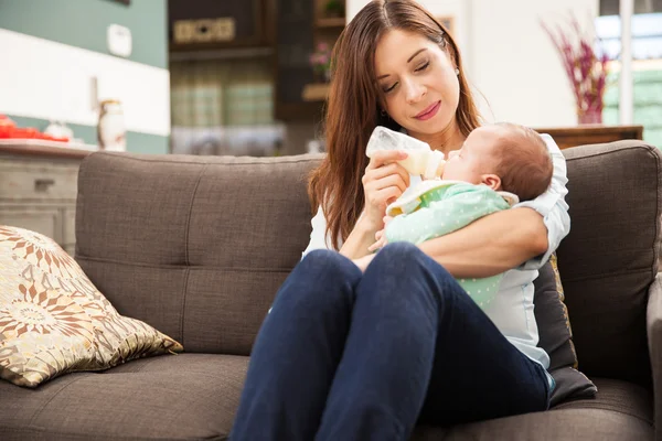 Femme qui donne du lait à son bébé — Photo