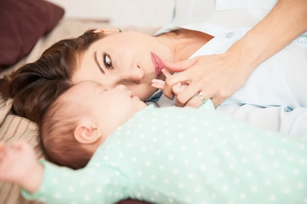 Donna sdraiata con neonato — Foto Stock