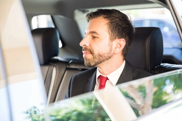 Geschäftsmann fährt mit Taxi zur Arbeit — Stockfoto