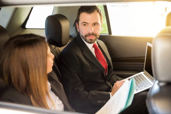 Affärsman som använder en bärbar dator — Stockfoto