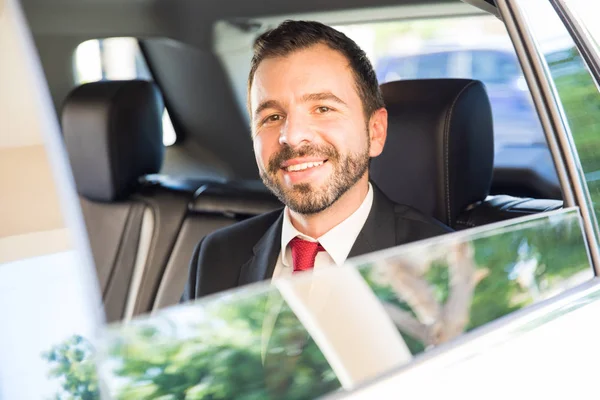 Biznesmen na tylnym siedzeniu samochodu — Zdjęcie stockowe