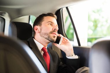 önemli bir telefon alarak iş adamı