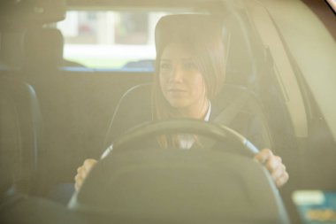 Kadın araba kullanıyor. 