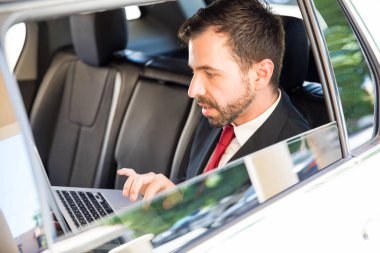 işadamı ile bir dizüstü bilgisayar kullanarak bir sakal