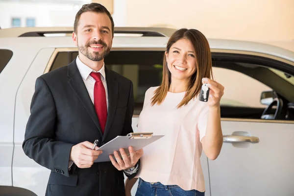 Woman standing next to a salesman — Stock Photo, Image