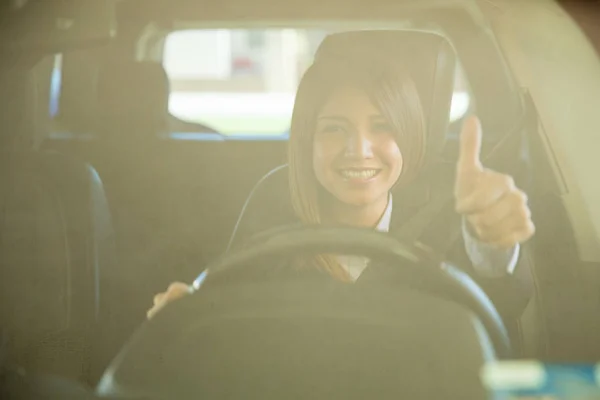 Mulher dirigindo um carro — Fotografia de Stock