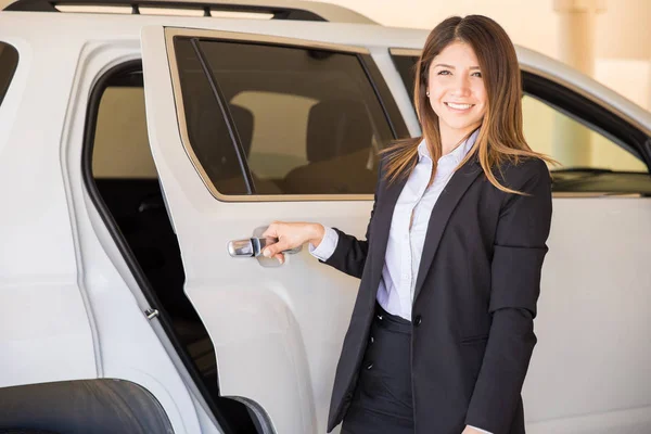 Female driver opening the car door — Stock Photo, Image