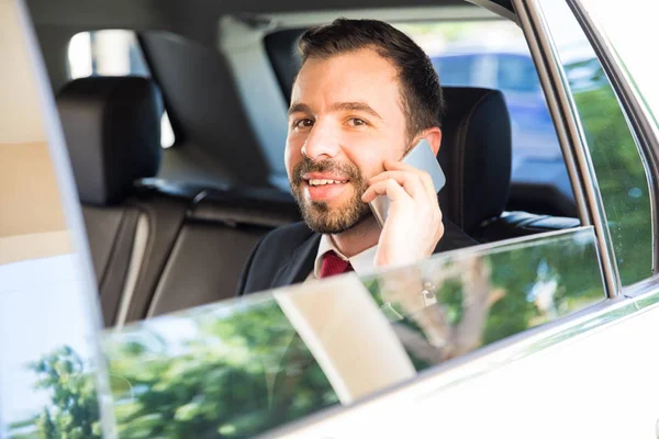 Affärsman talar på en telefon — Stockfoto