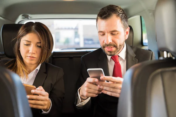 Businesspeople working on their smartphones — Stock Photo, Image