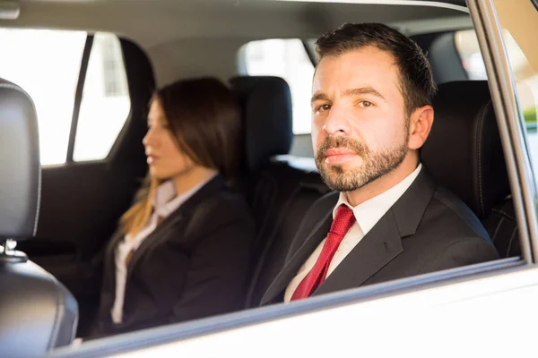 Geschäftsmann mit Auto unterwegs — Stockfoto