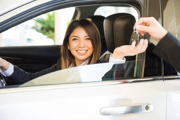 Mujer hispana lista para conducir — Foto de Stock